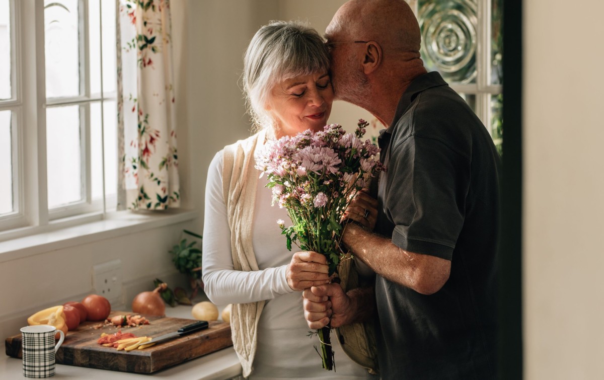 Couple célébrant ses 31 ans de mariage, moment de tendresse et de complicité illustrant les noces de basane, symbole d’un amour durable et profondément enraciné dans le temps.